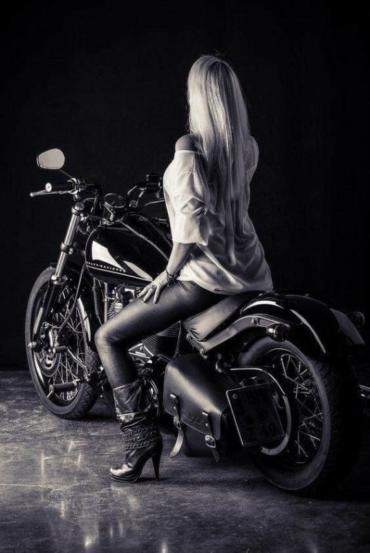 Блондинка на мотоцикле
