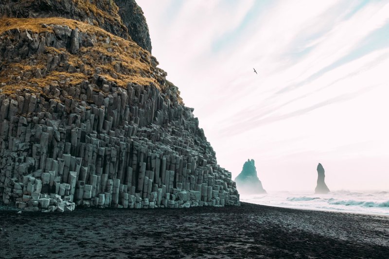 Рейнисфьяра Исландия черный пляж