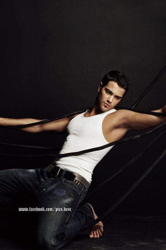 Темноволосый парень