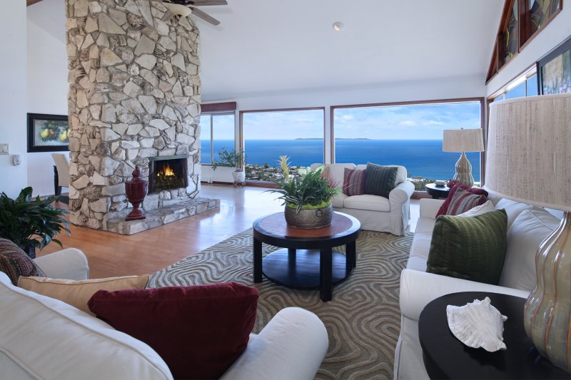 Гостиная с большим диваном и камином