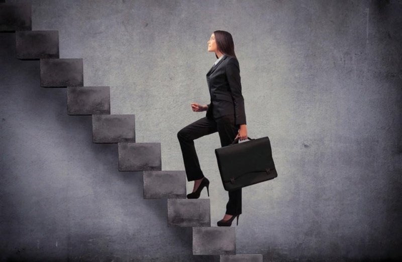 Женщина по карьерной лестнице