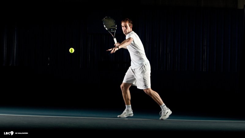 Теннисист на черном фоне