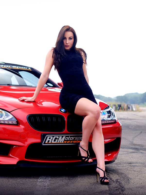 Девушка в машине