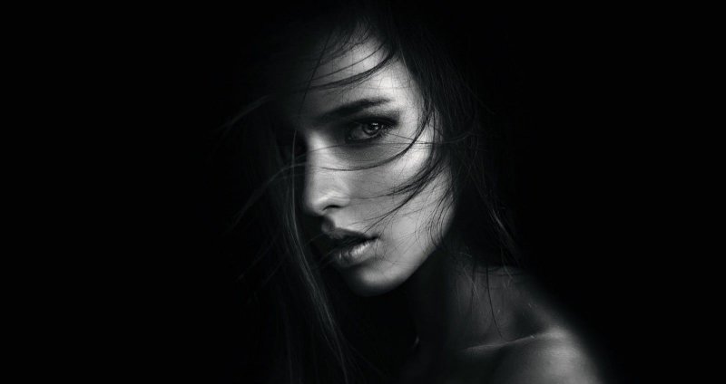 Лицо девушки на черном фоне