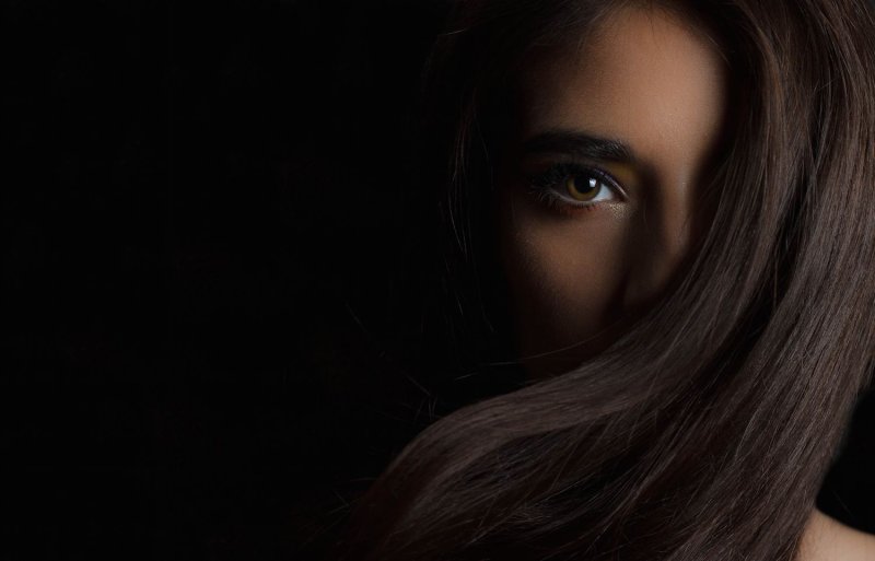Женщина с темными волосами