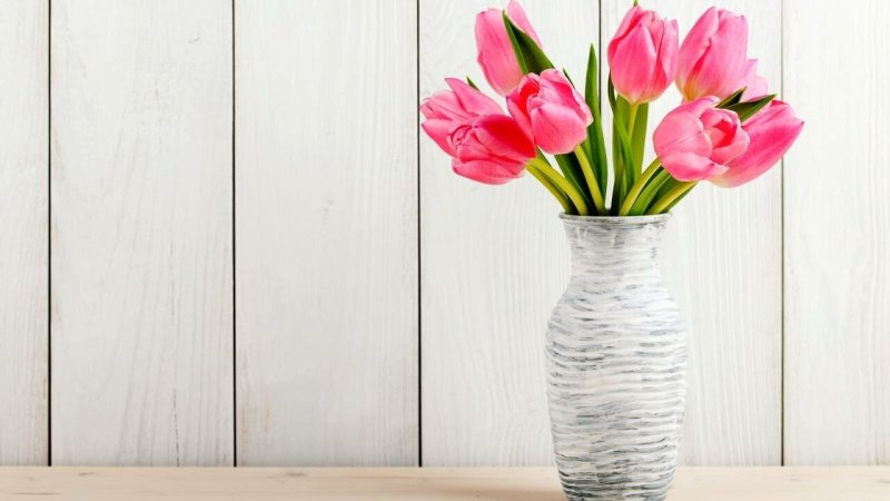 Ваза с цветами на столе