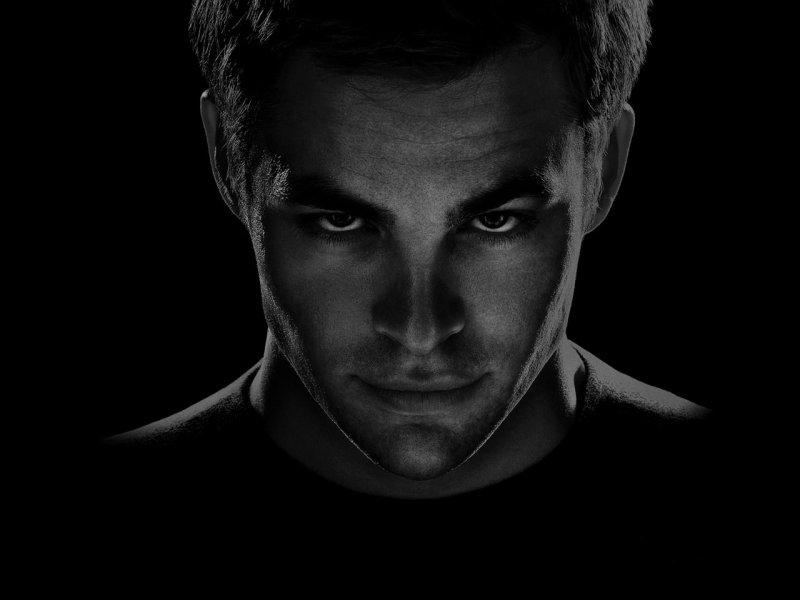 Мужской портрет на черном фоне