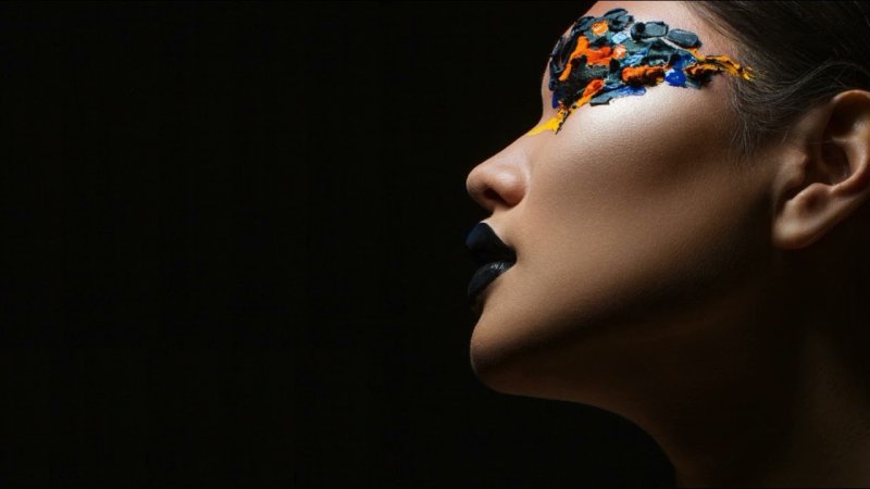 Девушка с макияжем