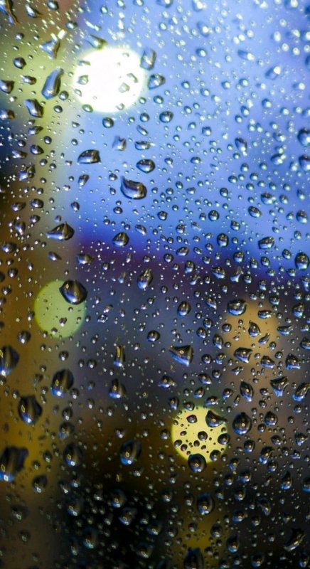 Дождевые капли на стекле