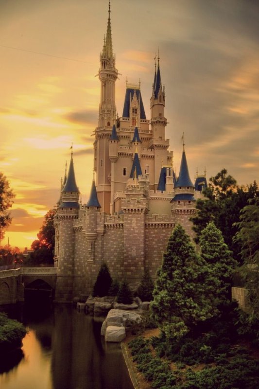 Замок на закате