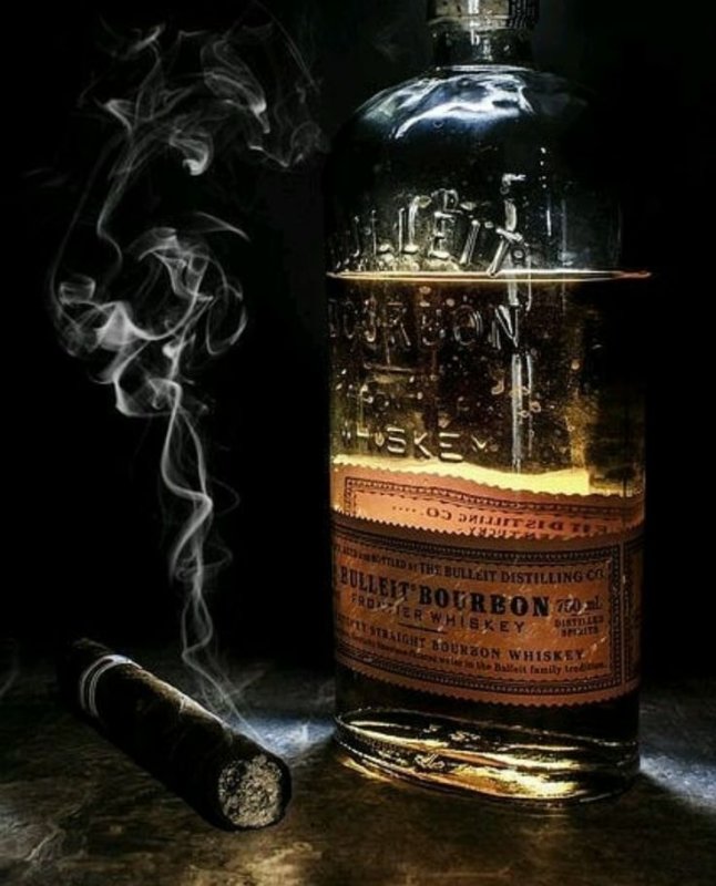 Бутылка виски и сигара