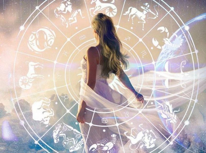 Женщина астролог