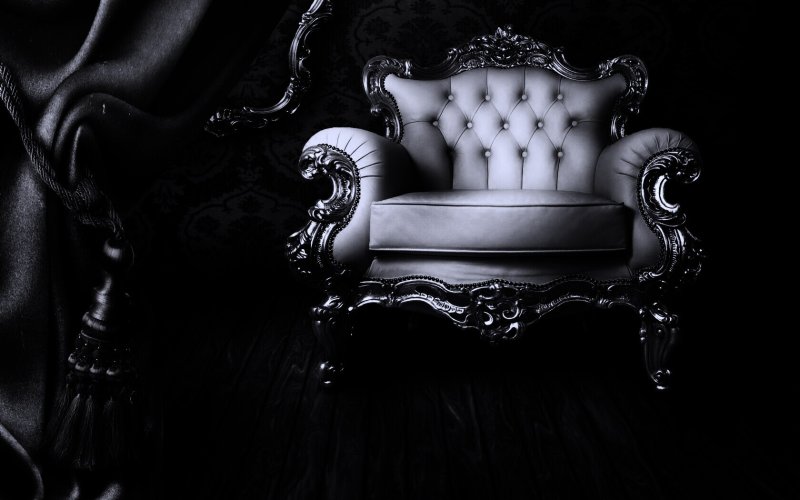 Кресло на темном фоне