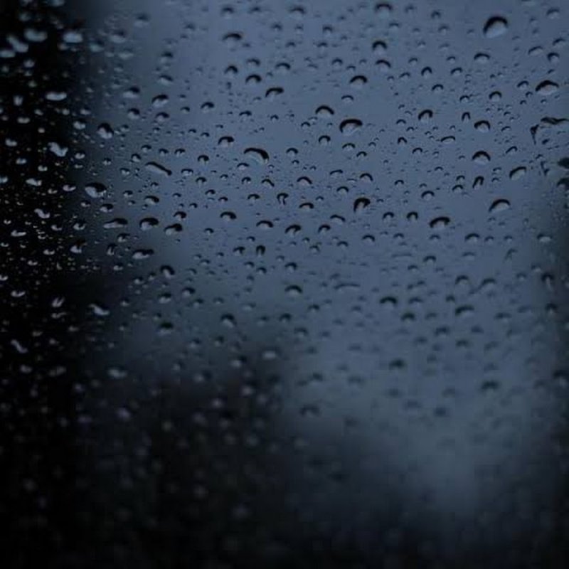 Капли на темном стекле