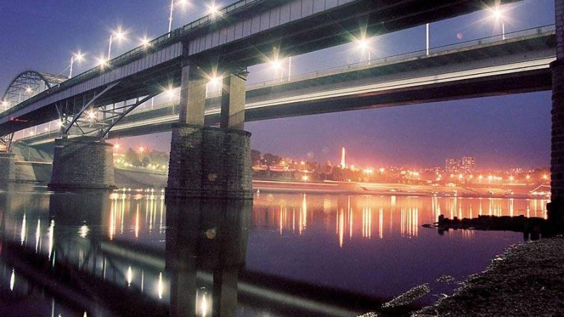 Мост в Уфе ночью