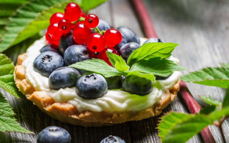 Тарталетки с кремом и ягодами