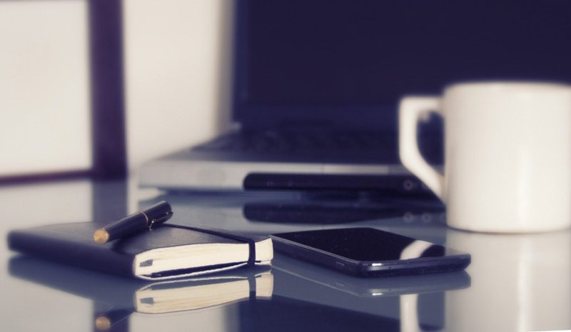 Ноутбук, смартфон, ручка, блокнот