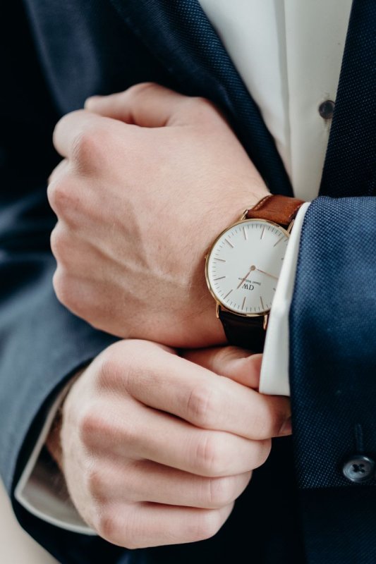 Мужские часы на руке