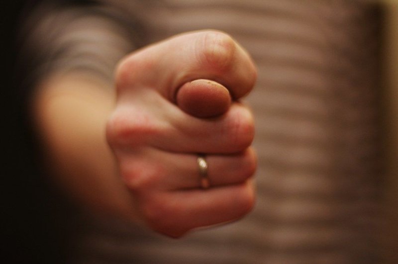 Рука показывает кукиш