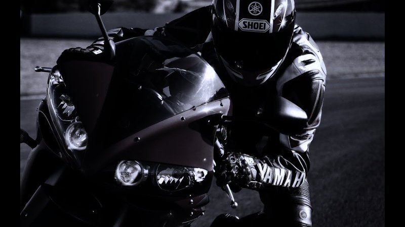 Мотоциклист в черном