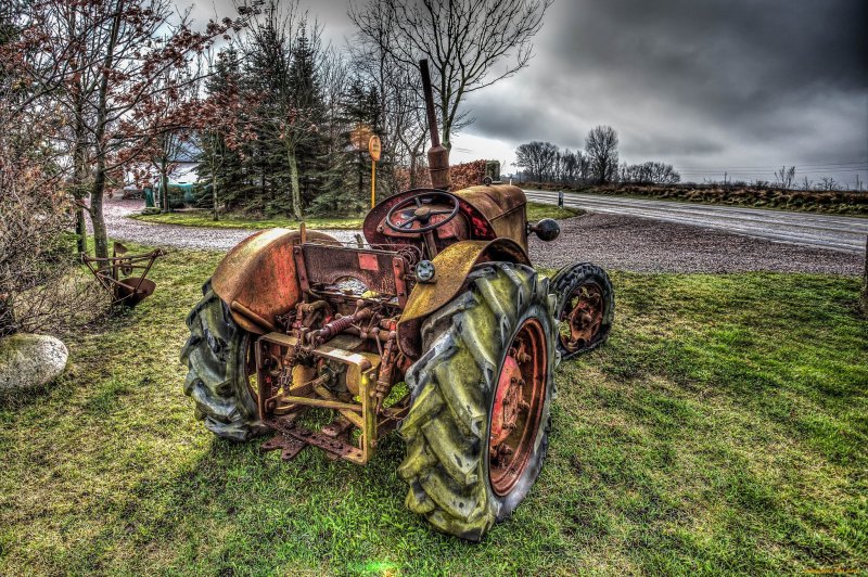 Трактор на природе