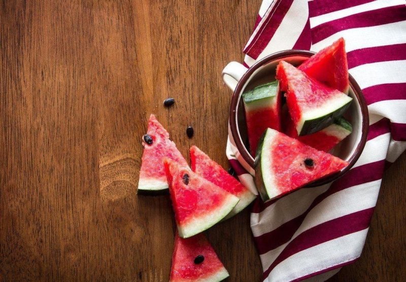 Фрукты на деревянном фоне