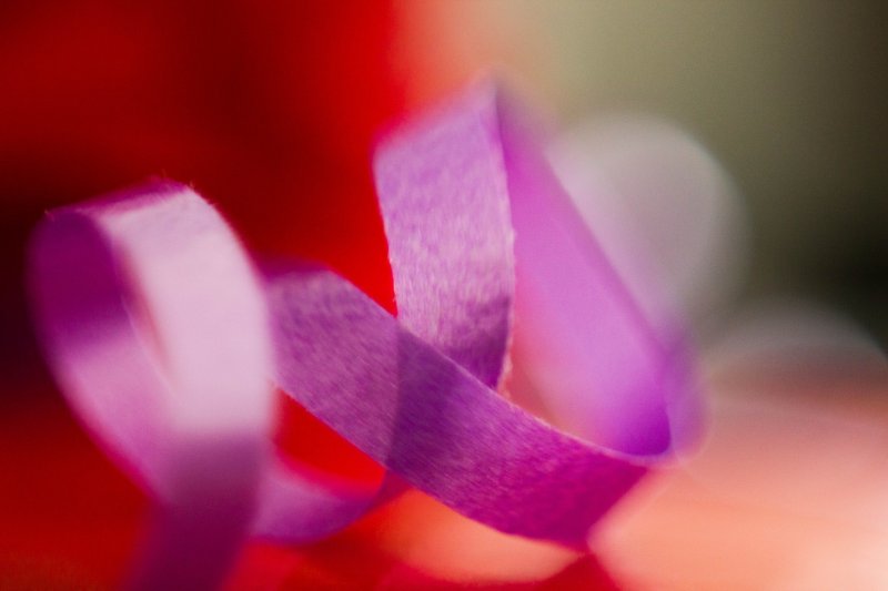 Обои розовые с лентами