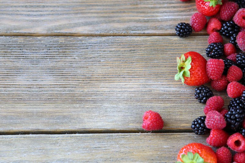 Ягоды малина ежевика