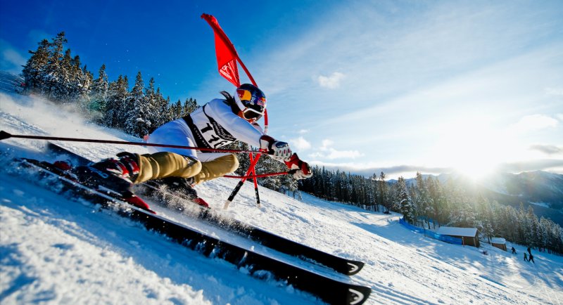 Горные лыжи на фоне гор