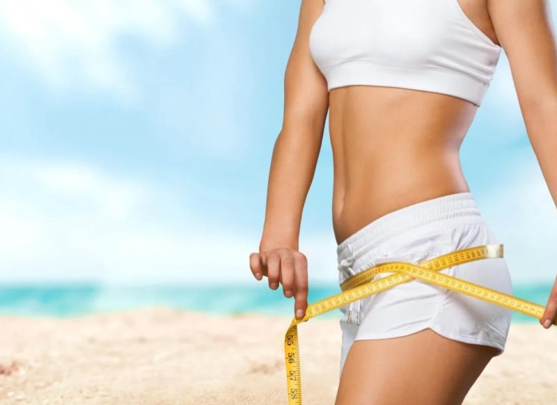 Спортивная девушка с сантиметром