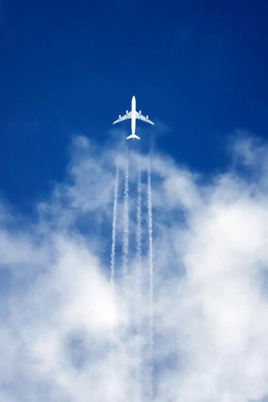 Самолет на фоне неба