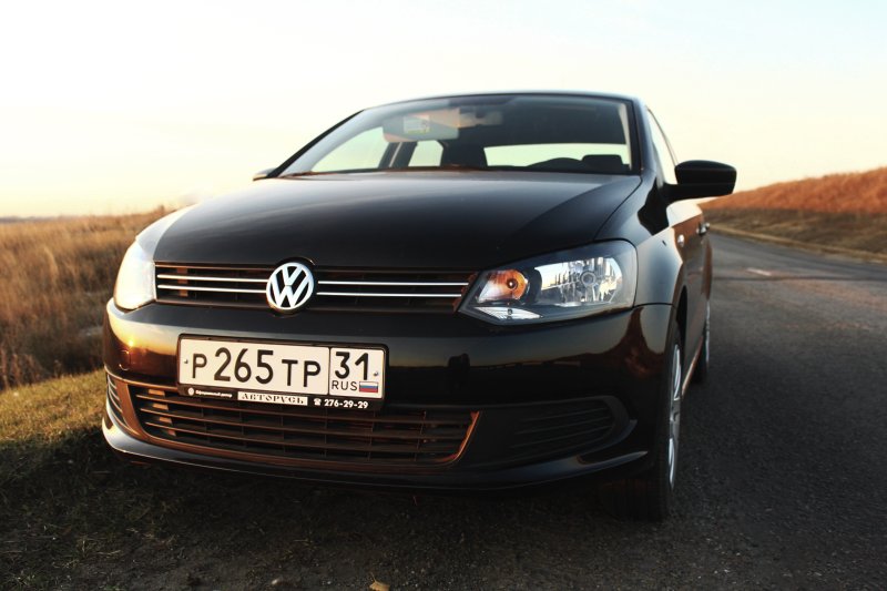 Черный Фольксваген поло 1080