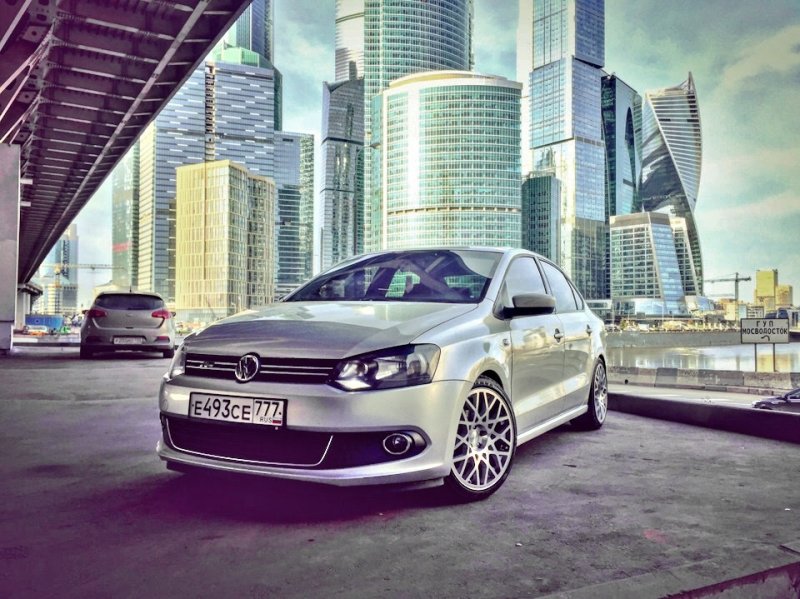 Серебристый Фольксваген поло стенс