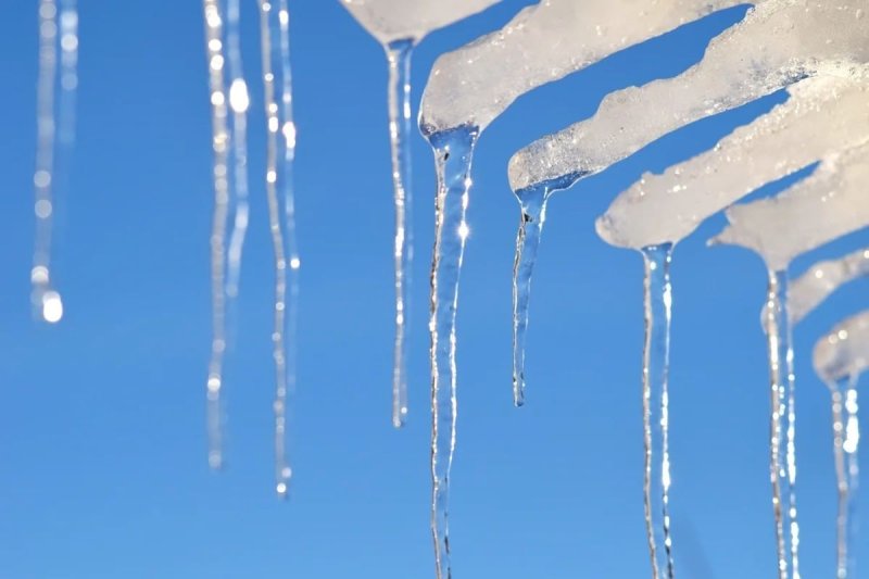 Весенняя капель сосульки