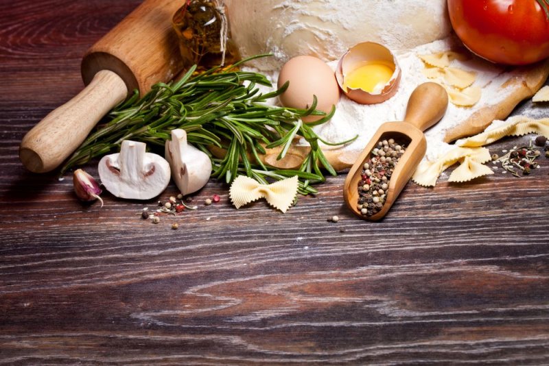 Еда на деревянном фоне