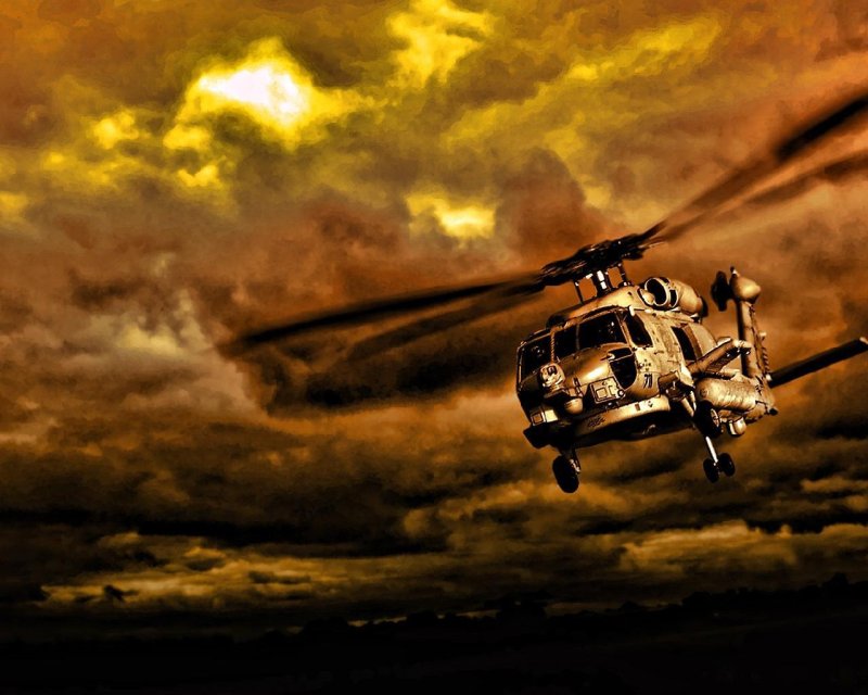 Военный вертолет в небе