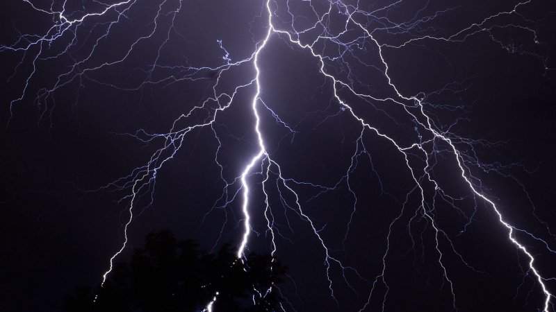 Молния на черном фоне