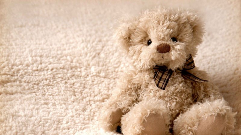 Мягкие игрушки на красивом фоне