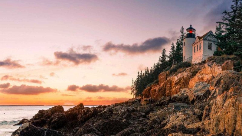 Маяк на скалах