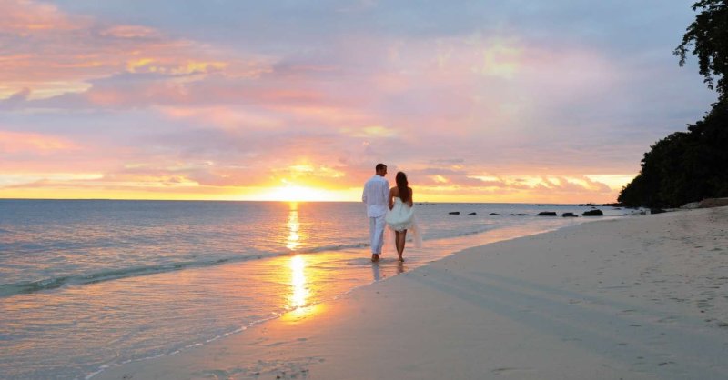 Парочка на берегу моря