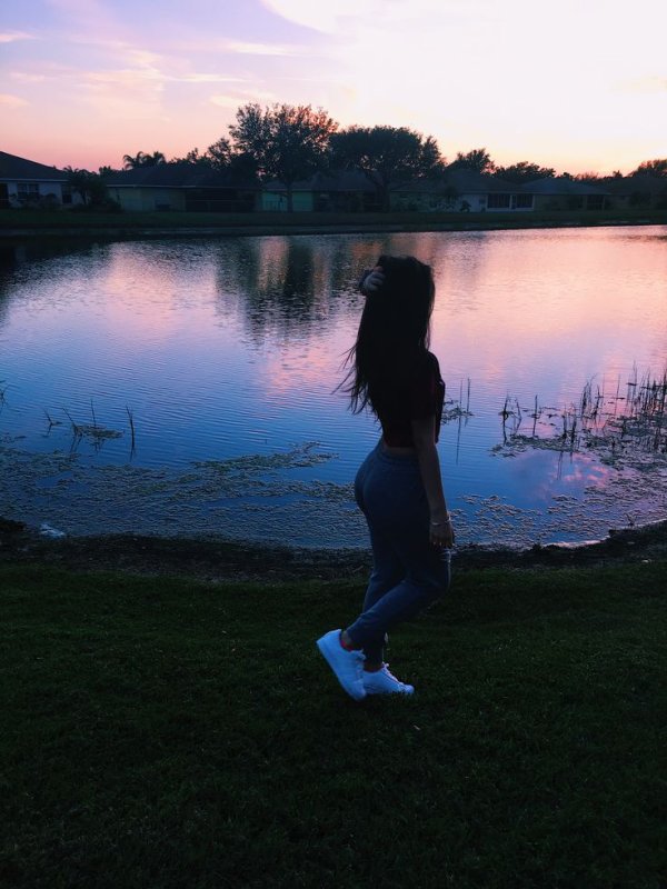 Брюнетка на озере