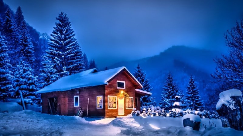 Заснеженный домик в горах