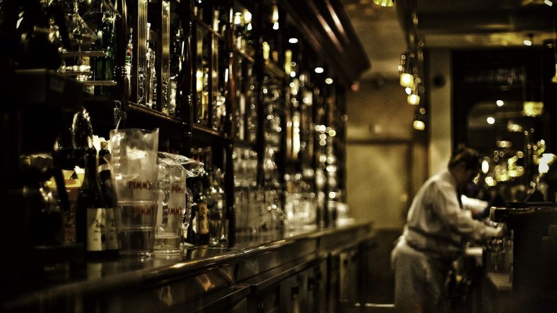 Барная стойка в пабе