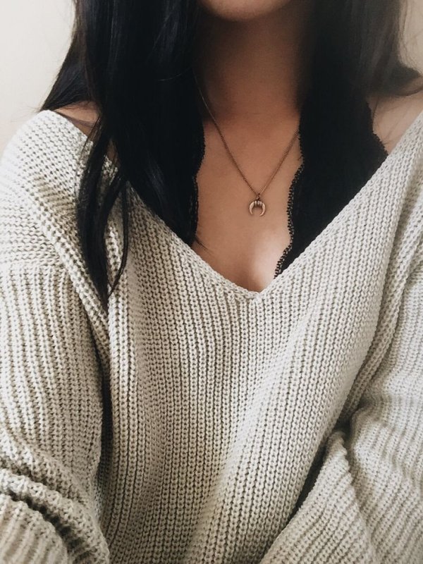 Красивая женщина без лица