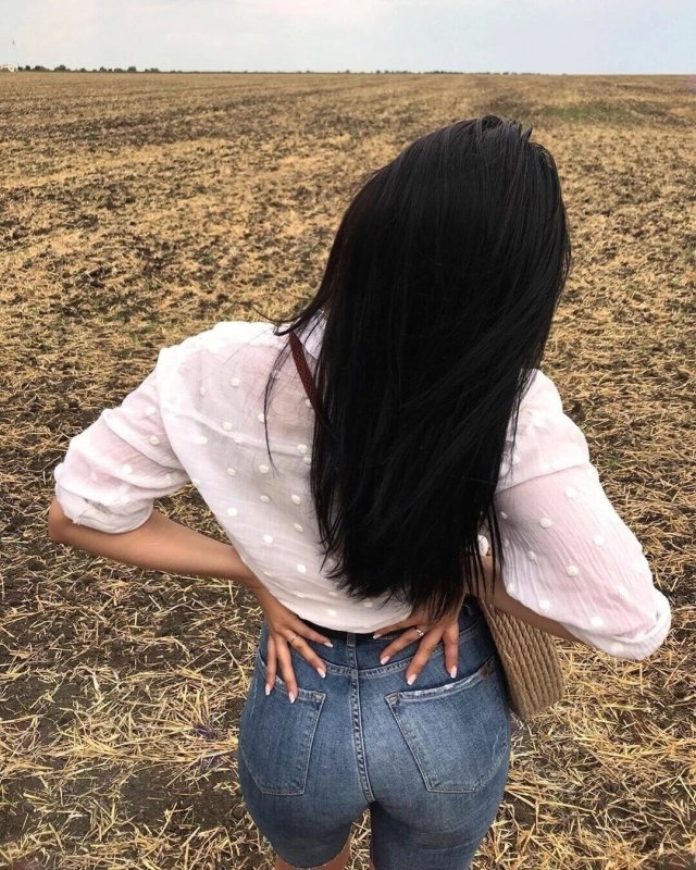 Брюнетка со спины с длинными волосами