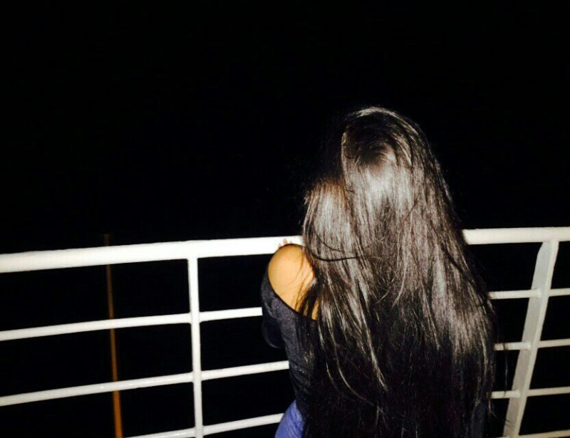 Брюнетка сзади длинные волосы