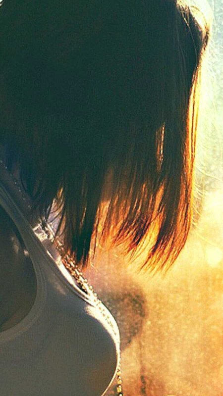 Шатенка с каре со спины