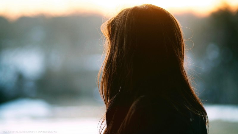 Красивая брюнетка со спины