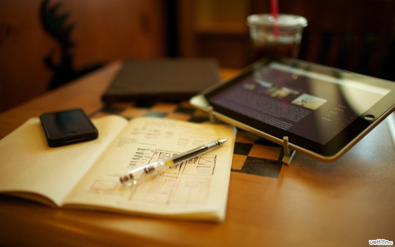 Планшет на столе