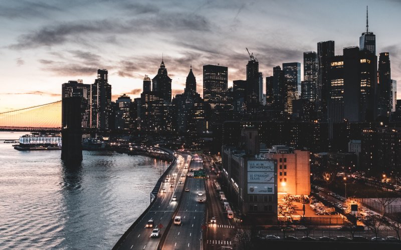 Город с видом на здания